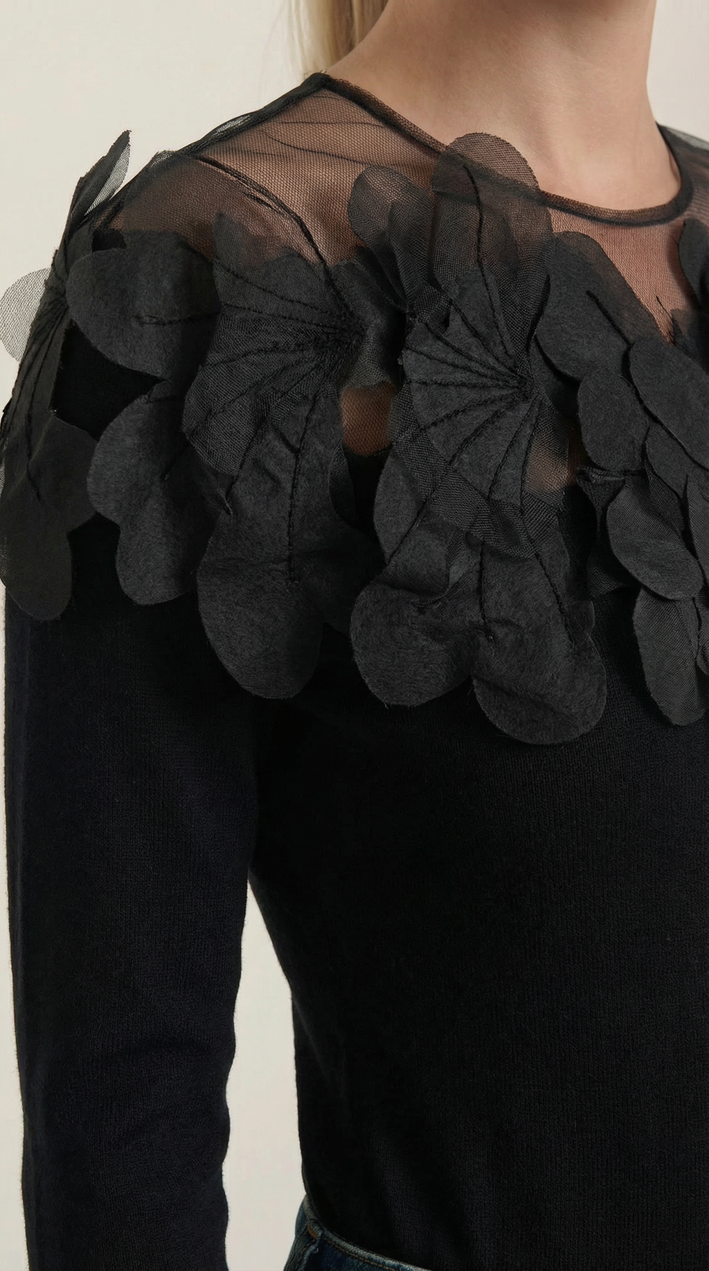 Suéter de punto con adornos de plumas