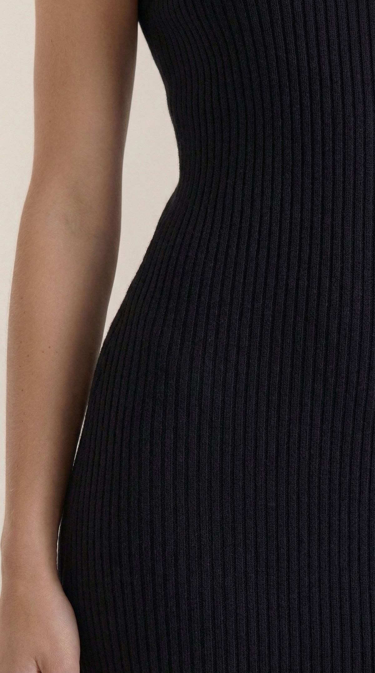 Vestido midi ajustado de cuello alto Sonia