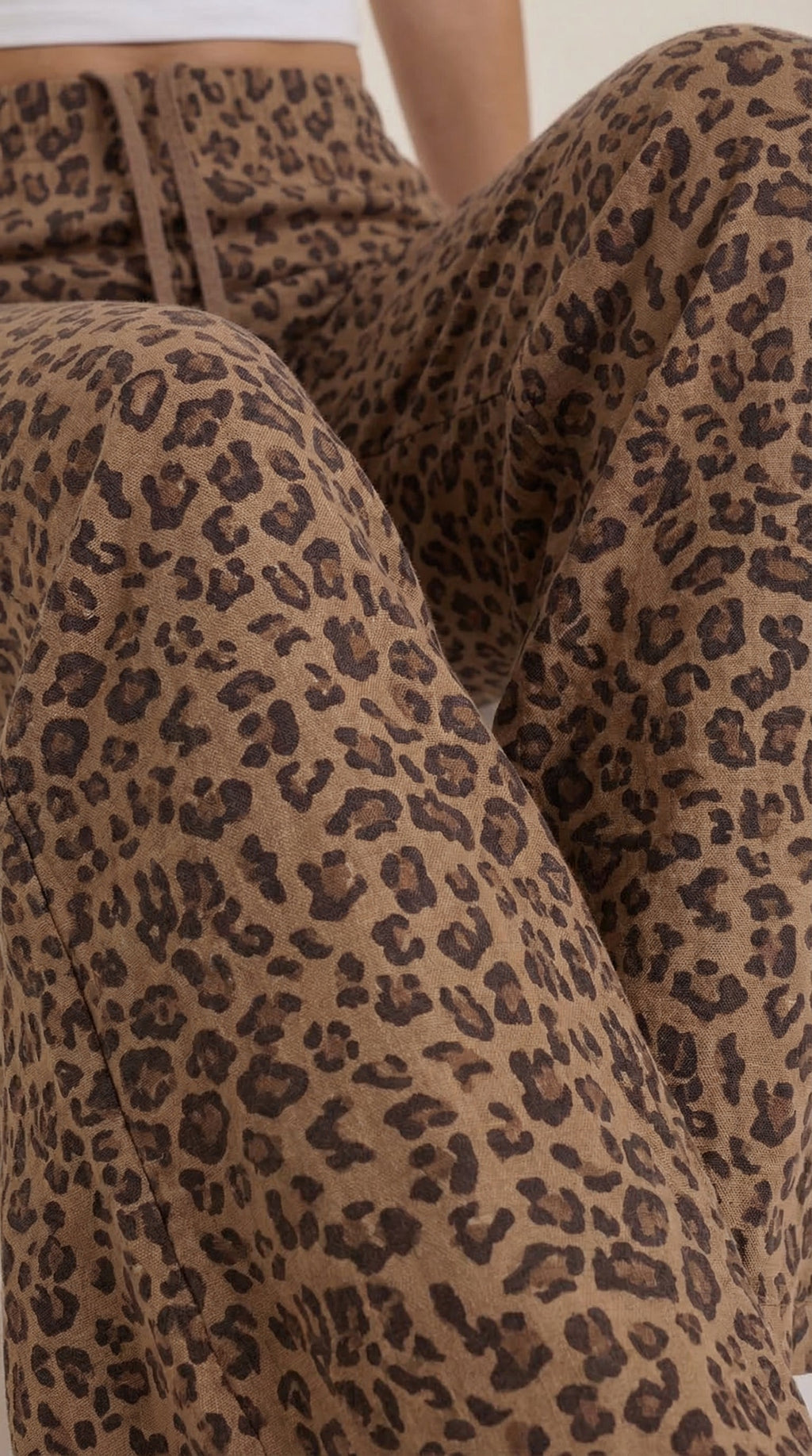 Pantalón Cleo de Estampado Animal con Corte de Pierna Ancha