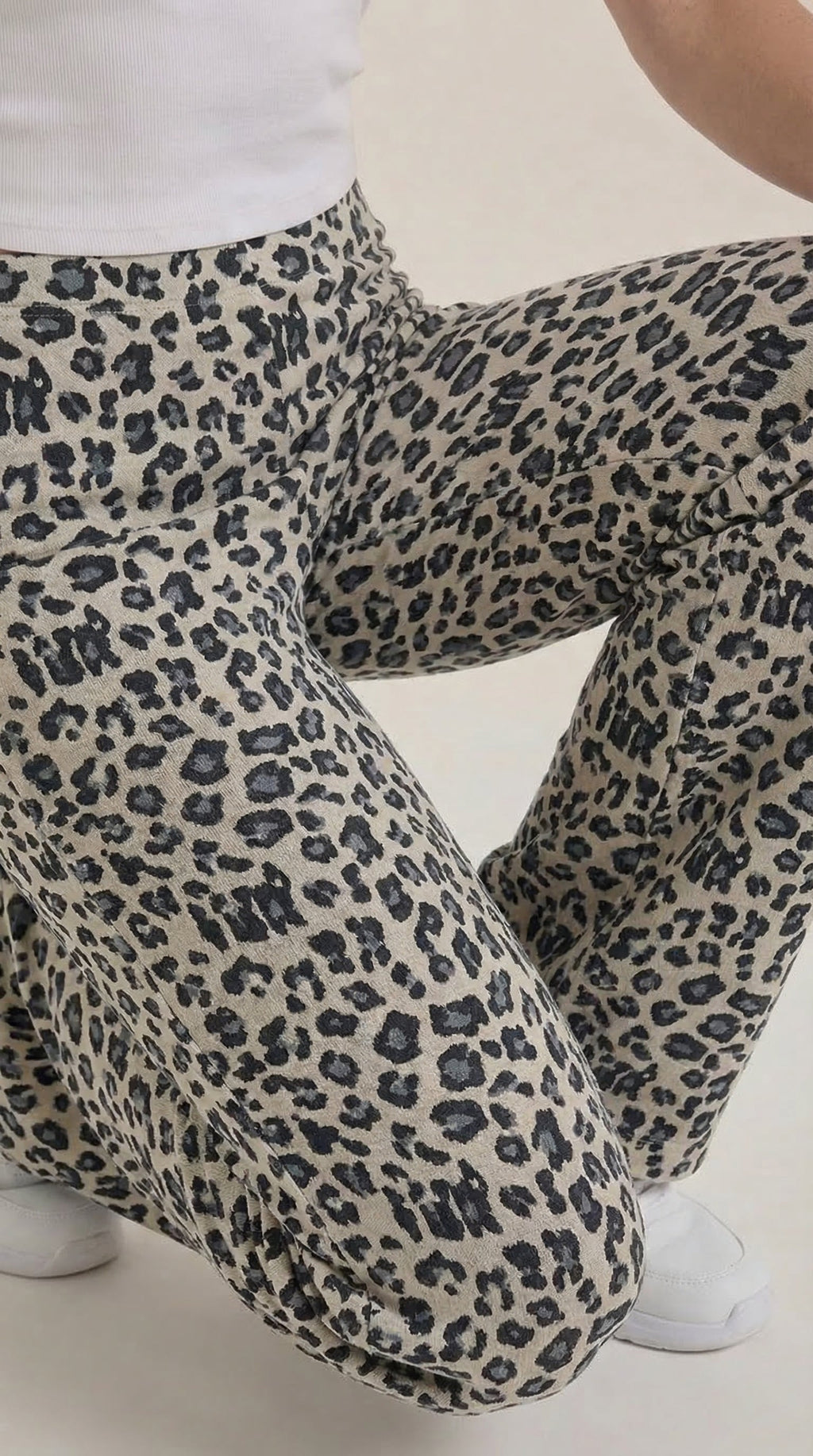 Pantalón Cleo de Estampado Animal con Corte de Pierna Ancha