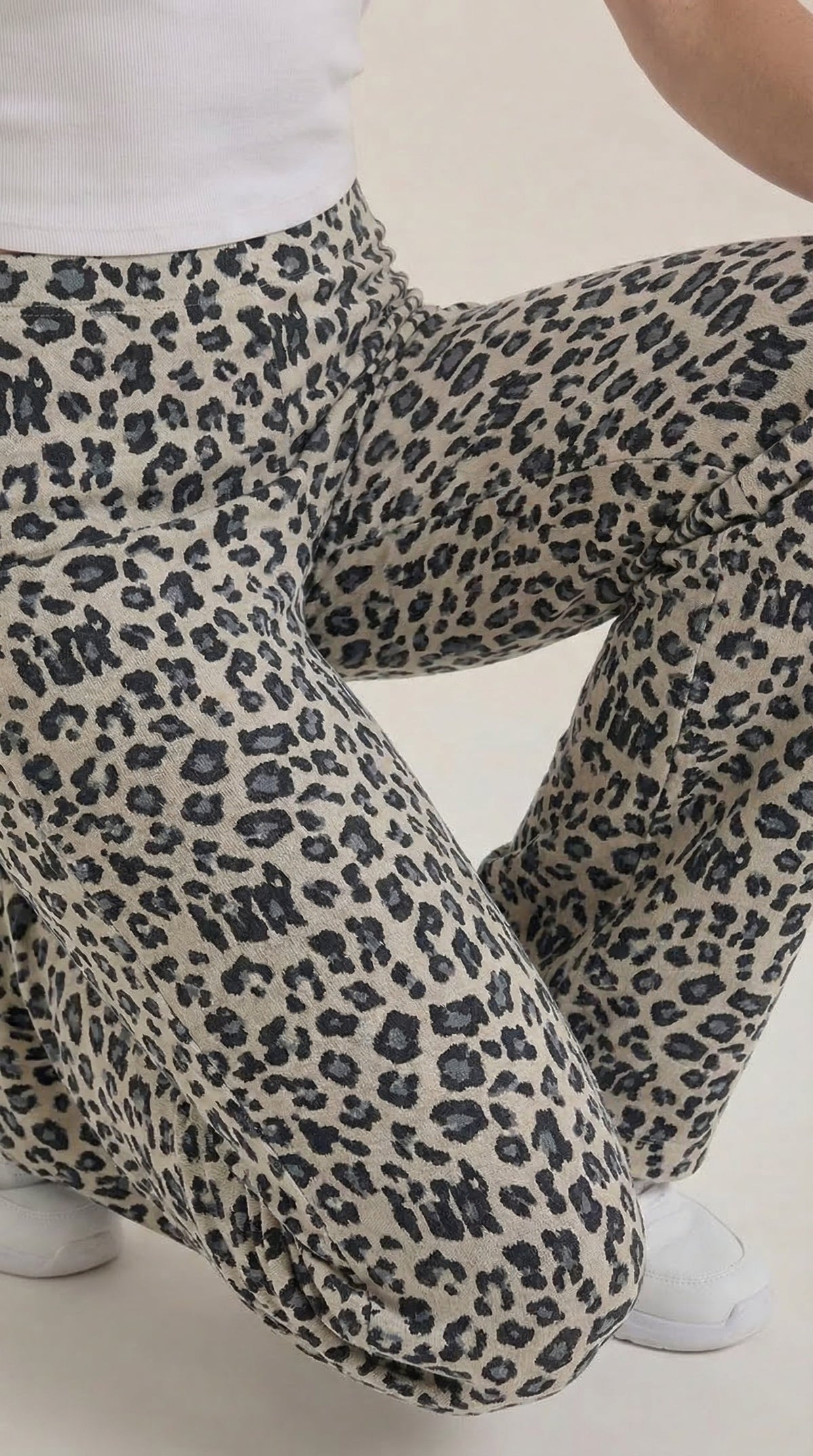 Pantalón Cleo de Estampado Animal con Corte de Pierna Ancha