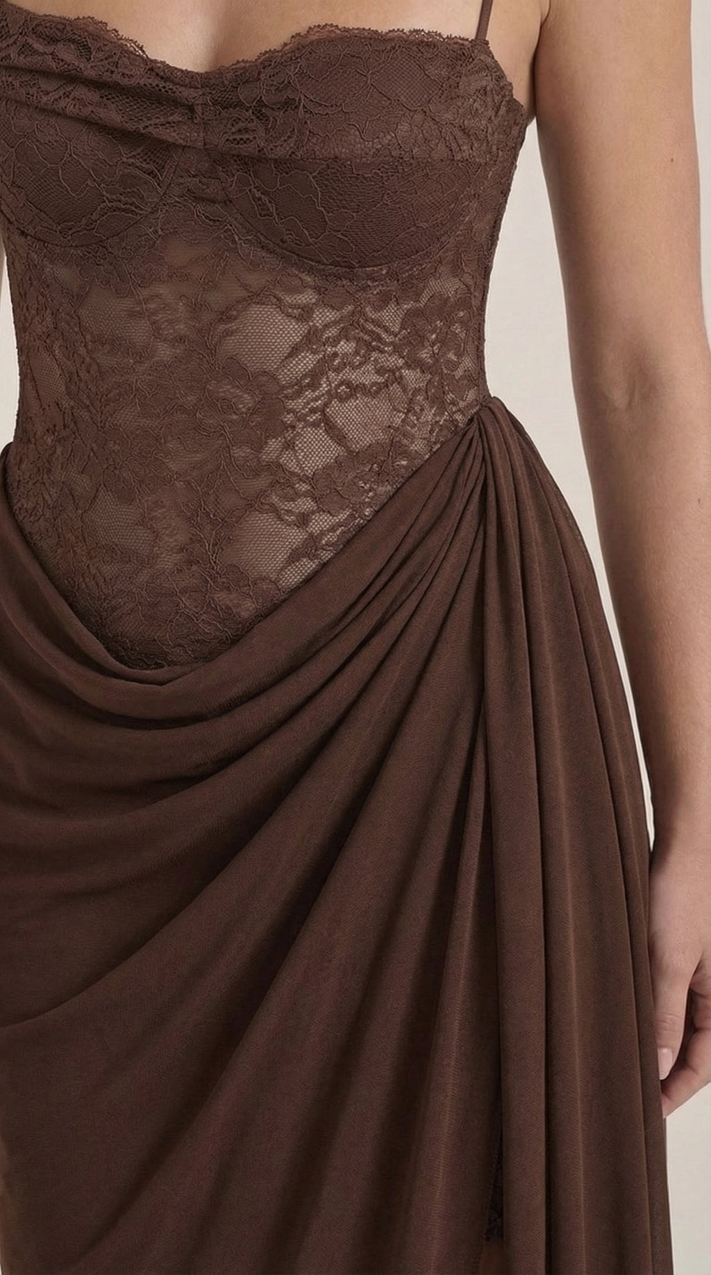 Giselle: Vestido Largo de Encaje con Corsé y Hombro Descubierto