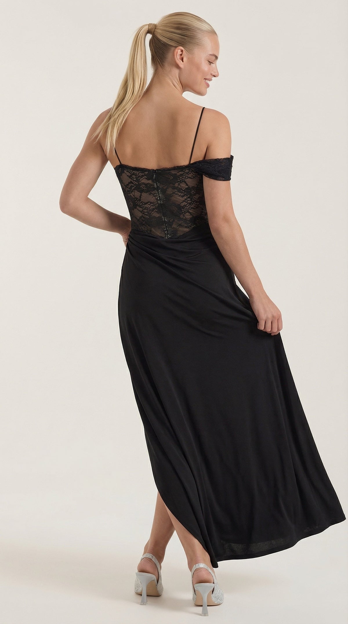 Giselle: Vestido Largo de Encaje con Corsé y Hombro Descubierto