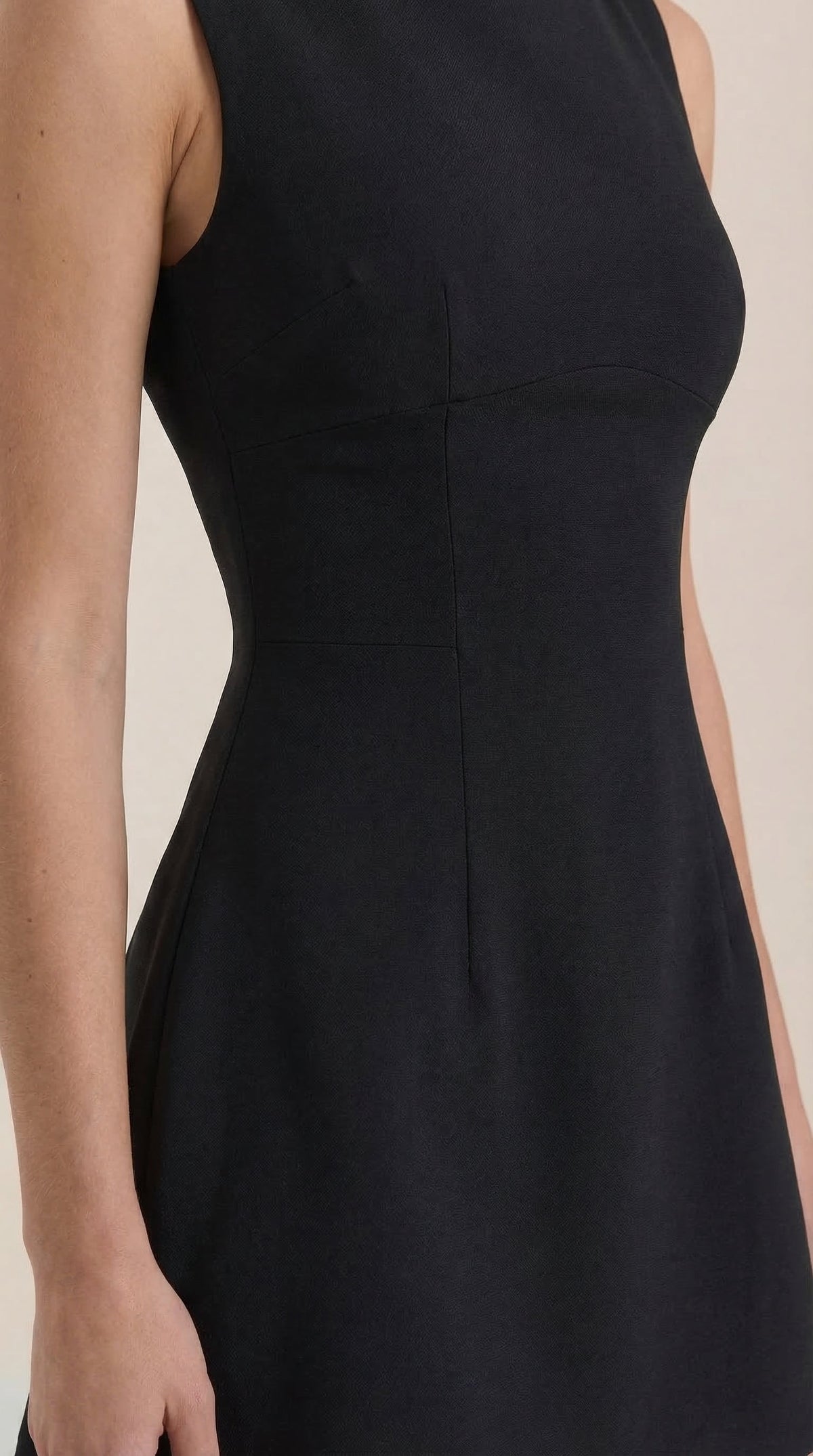 Vestido Corto Helga con Escote Barco